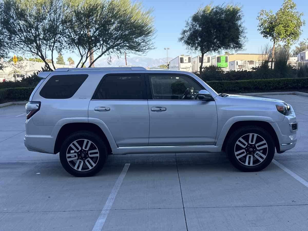 Photo 2 of this Toyota 4Runner