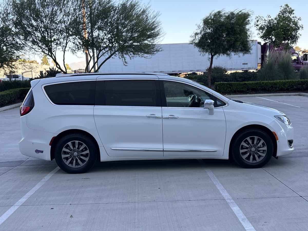 Photo 2 of this Chrysler Pacifica