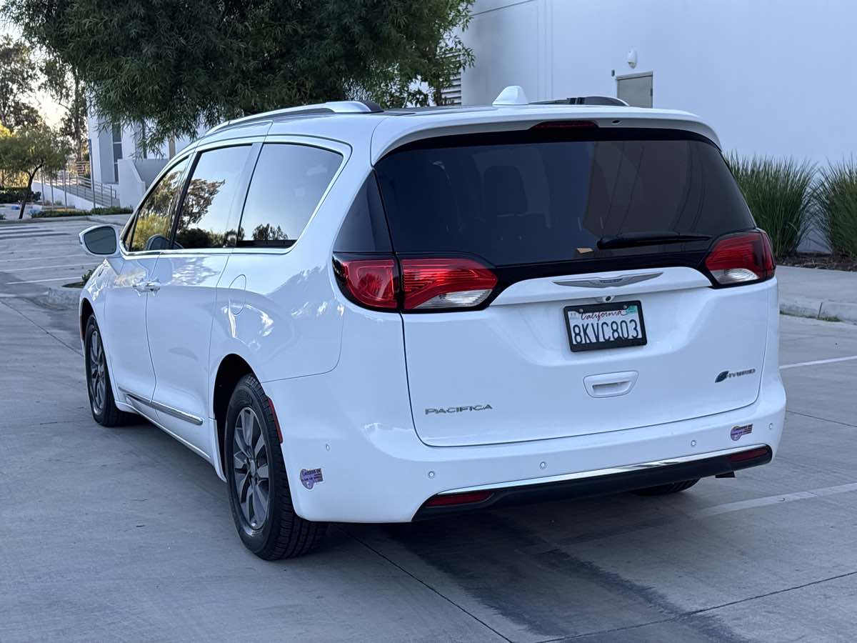 Photo 5 of this Chrysler Pacifica