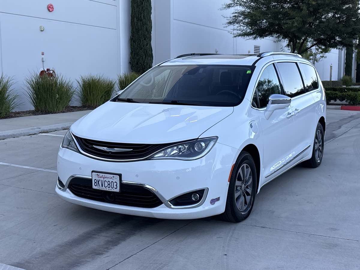 Photo 7 of this Chrysler Pacifica