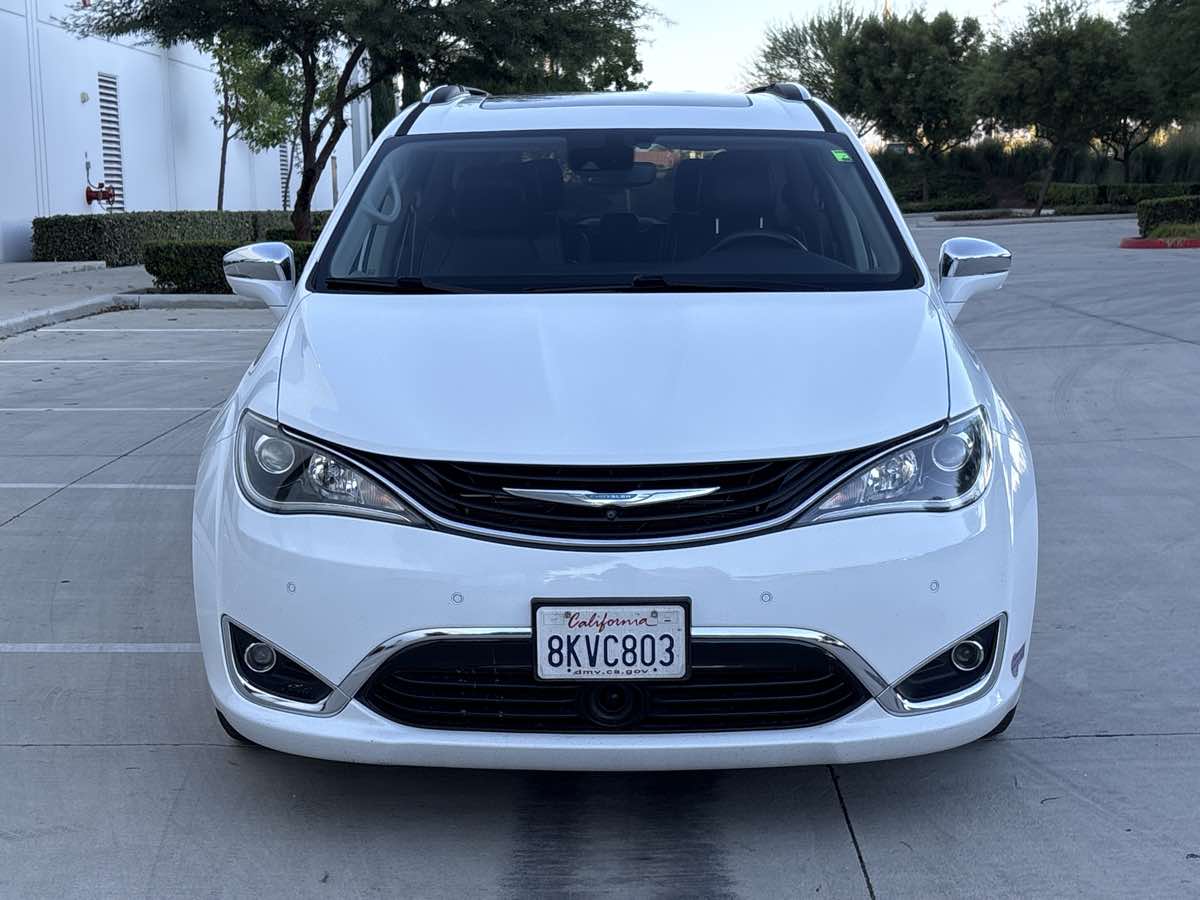 Photo 8 of this Chrysler Pacifica