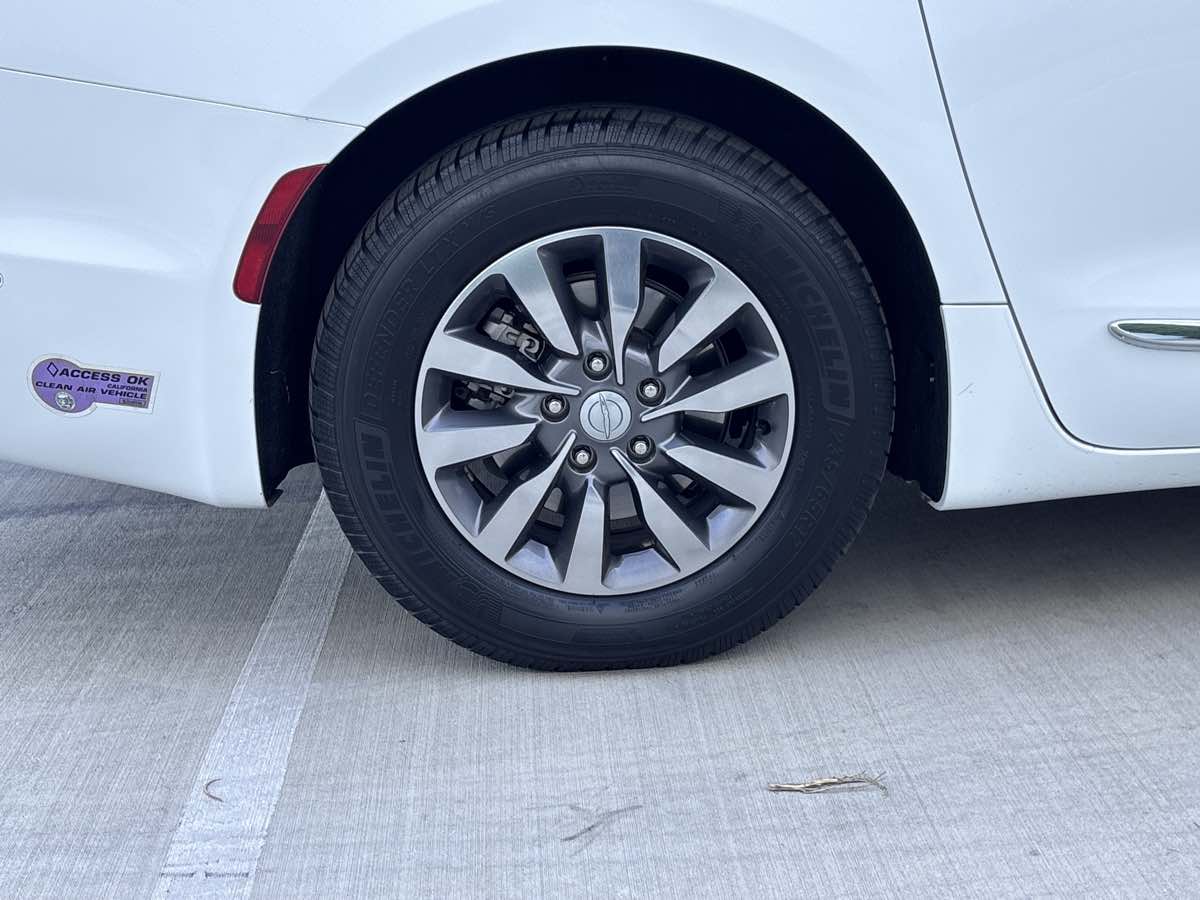 Photo 9 of this Chrysler Pacifica