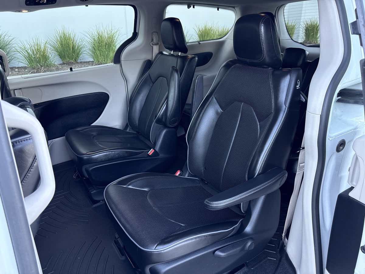 Photo 10 of this Chrysler Pacifica