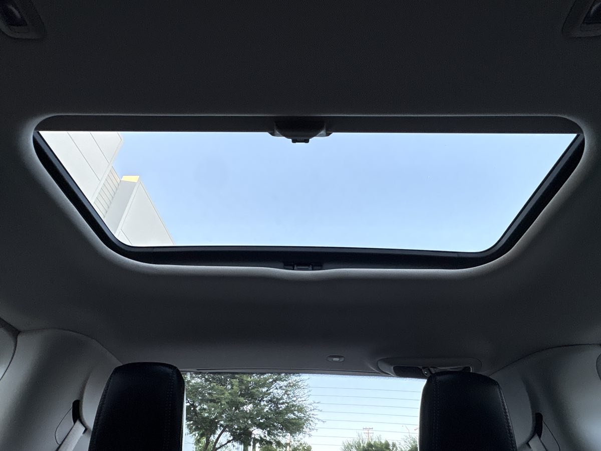Photo 13 of this Chrysler Pacifica