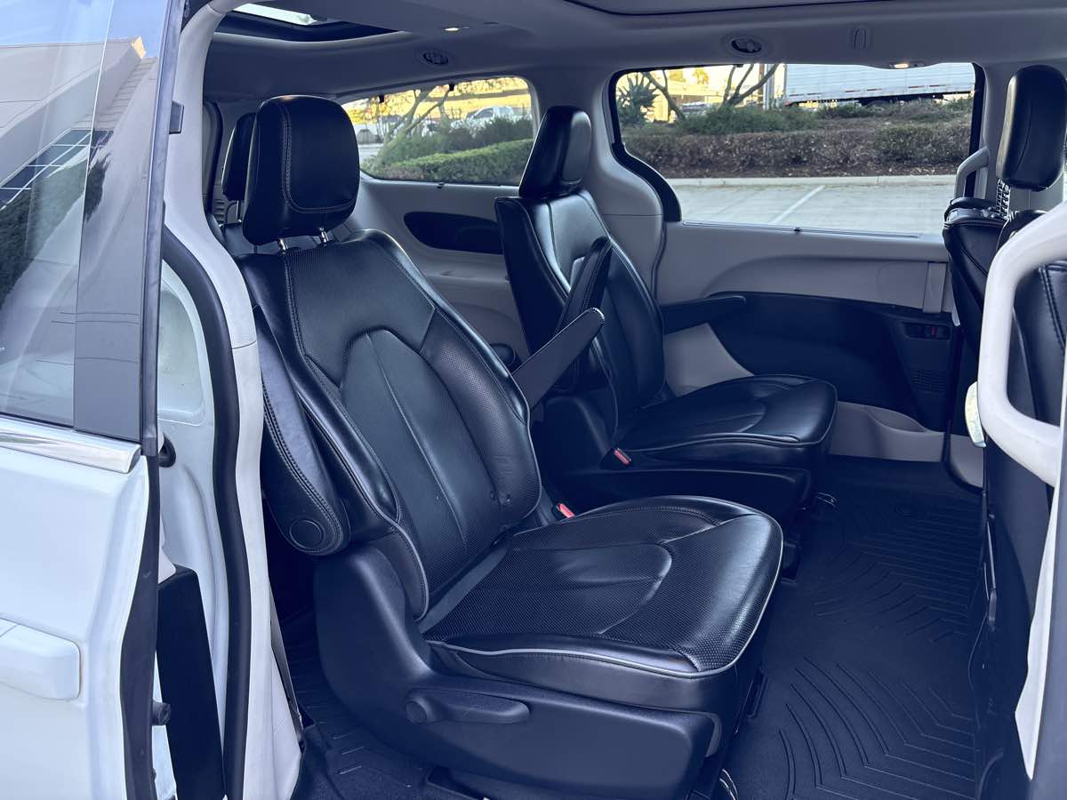 Photo 14 of this Chrysler Pacifica
