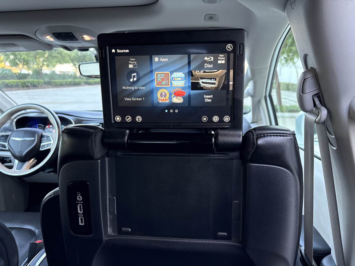 Photo 15 of this Chrysler Pacifica