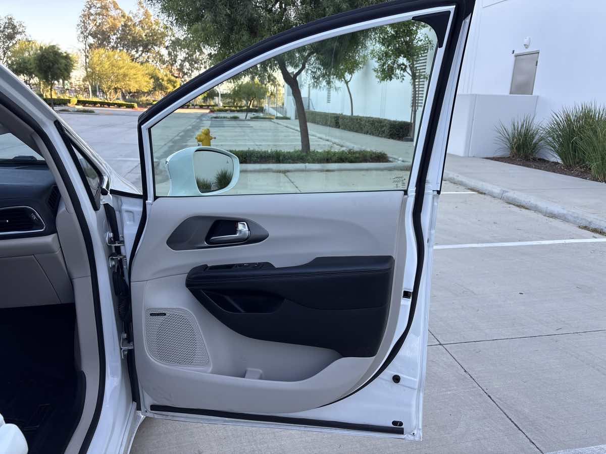 Photo 16 of this Chrysler Pacifica