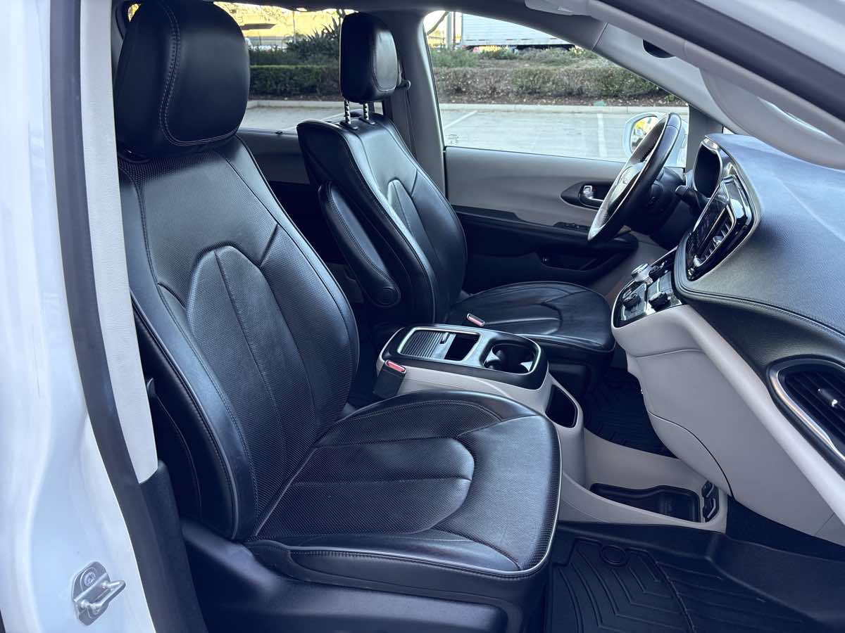 Photo 17 of this Chrysler Pacifica
