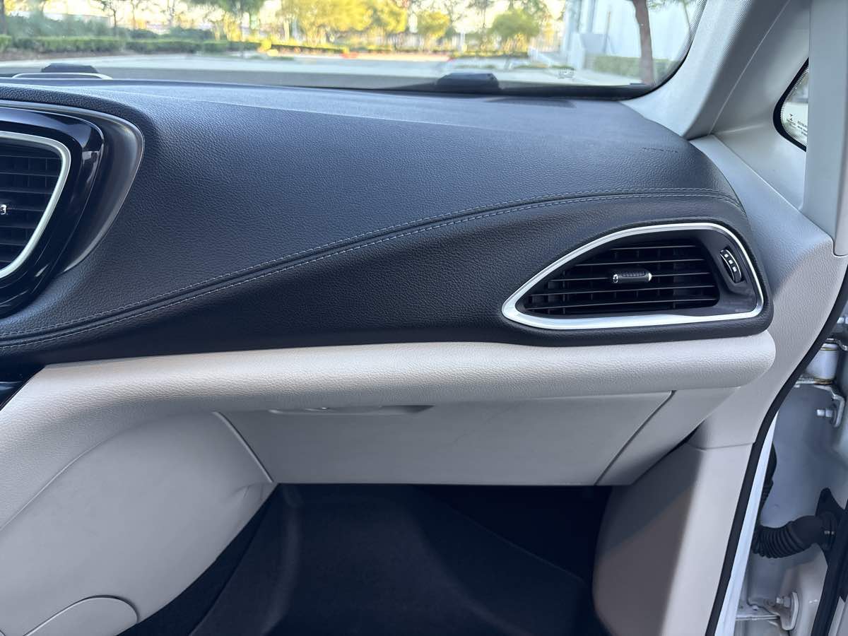 Photo 18 of this Chrysler Pacifica