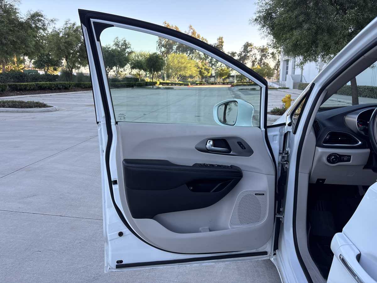 Photo 19 of this Chrysler Pacifica
