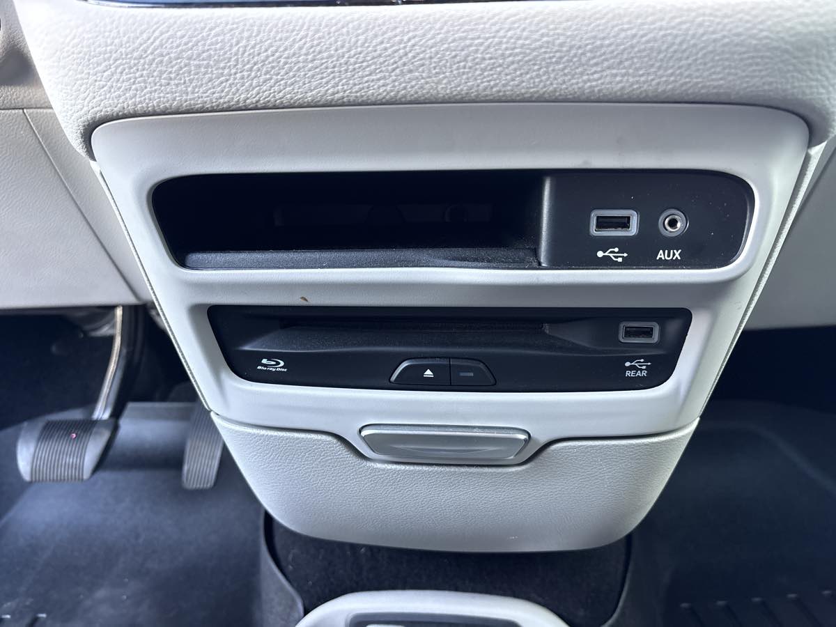 Photo 26 of this Chrysler Pacifica