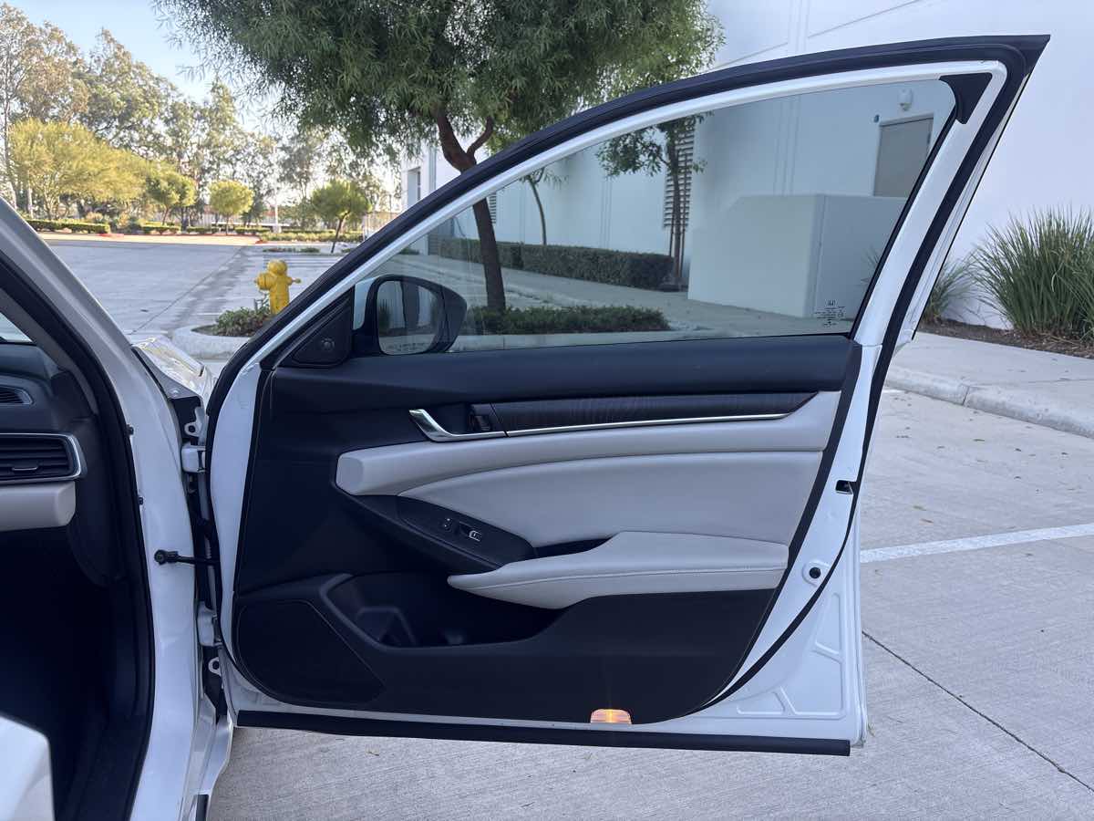 Photo 14 of this Honda Accord Sedan