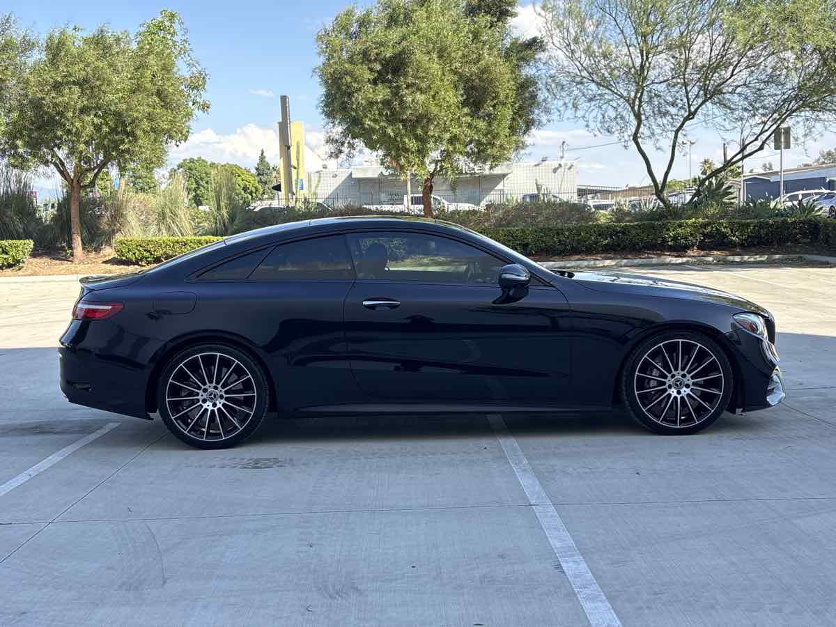 Photo 2 of this Mercedes-Benz E 450