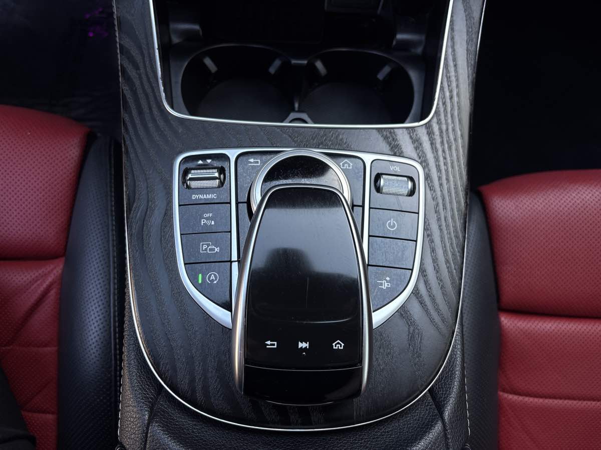 Photo 24 of this Mercedes-Benz E 450