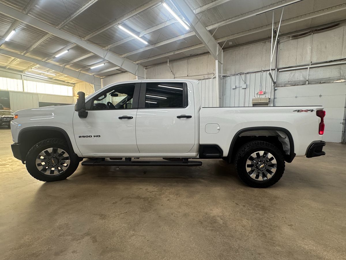 2023 Chevrolet Silverado 2500HD Custom photo 2