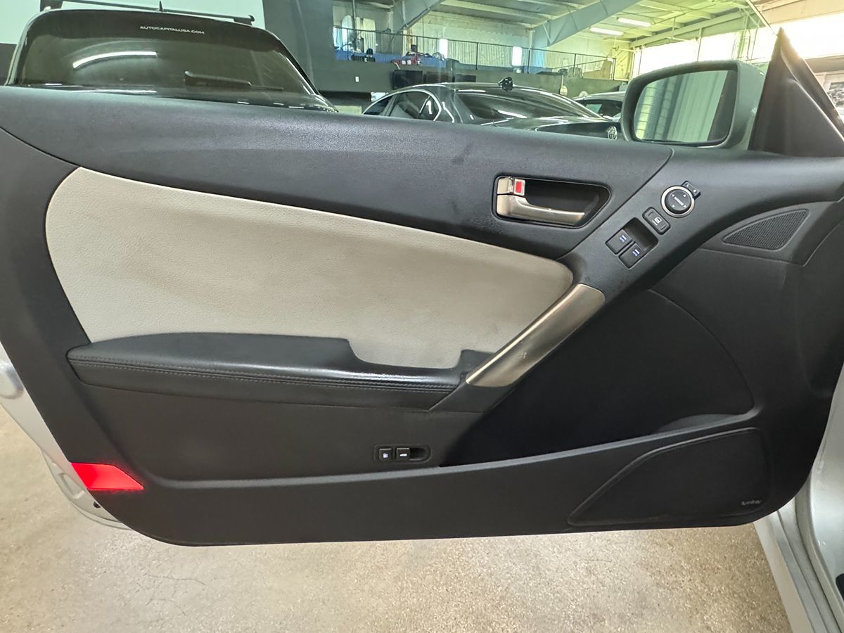 2013 Hyundai Genesis Coupe 2.0T Premium photo 9