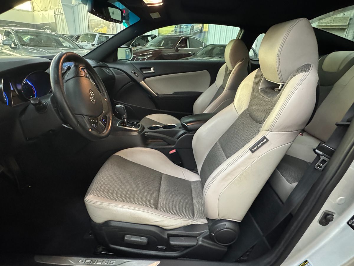 2013 Hyundai Genesis Coupe 2.0T Premium photo 11
