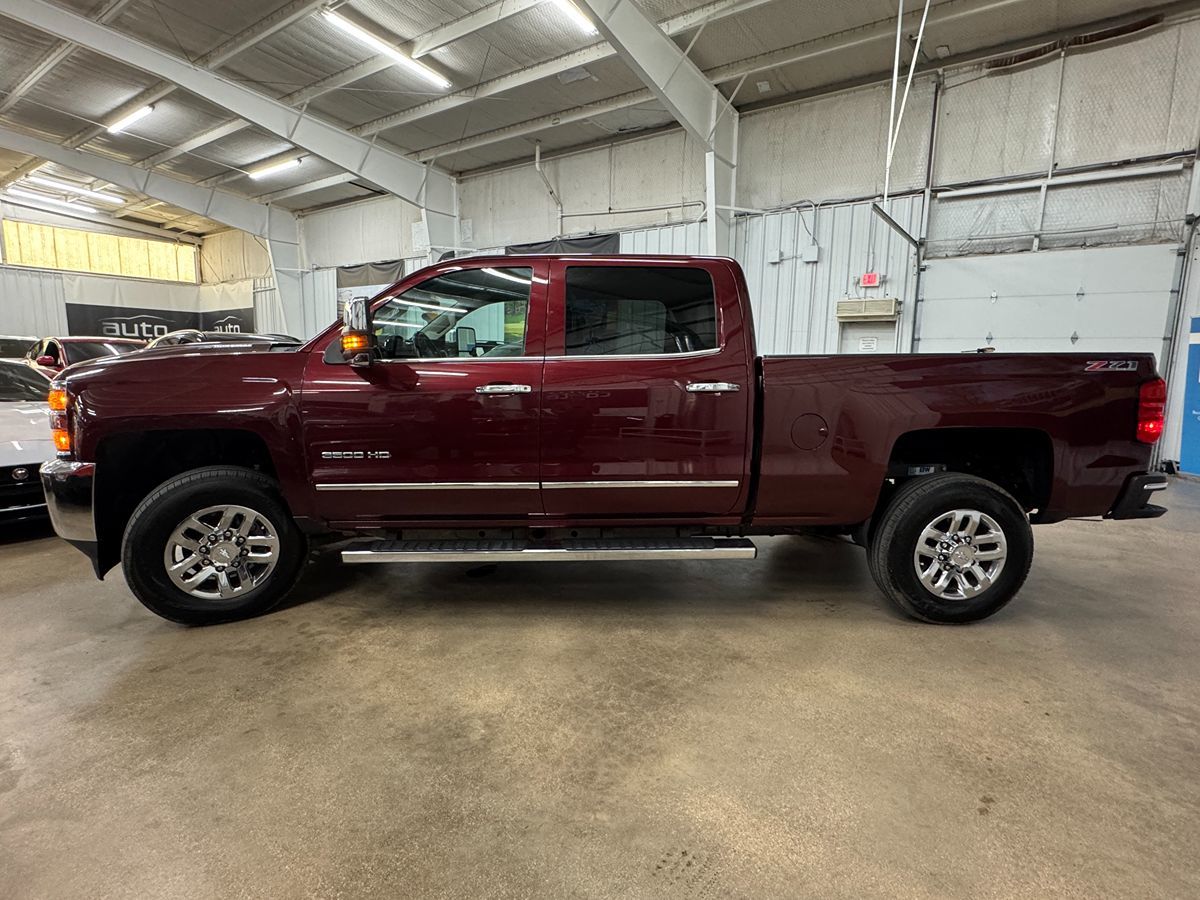 2017 Chevrolet Silverado 3500HD LTZ photo 4