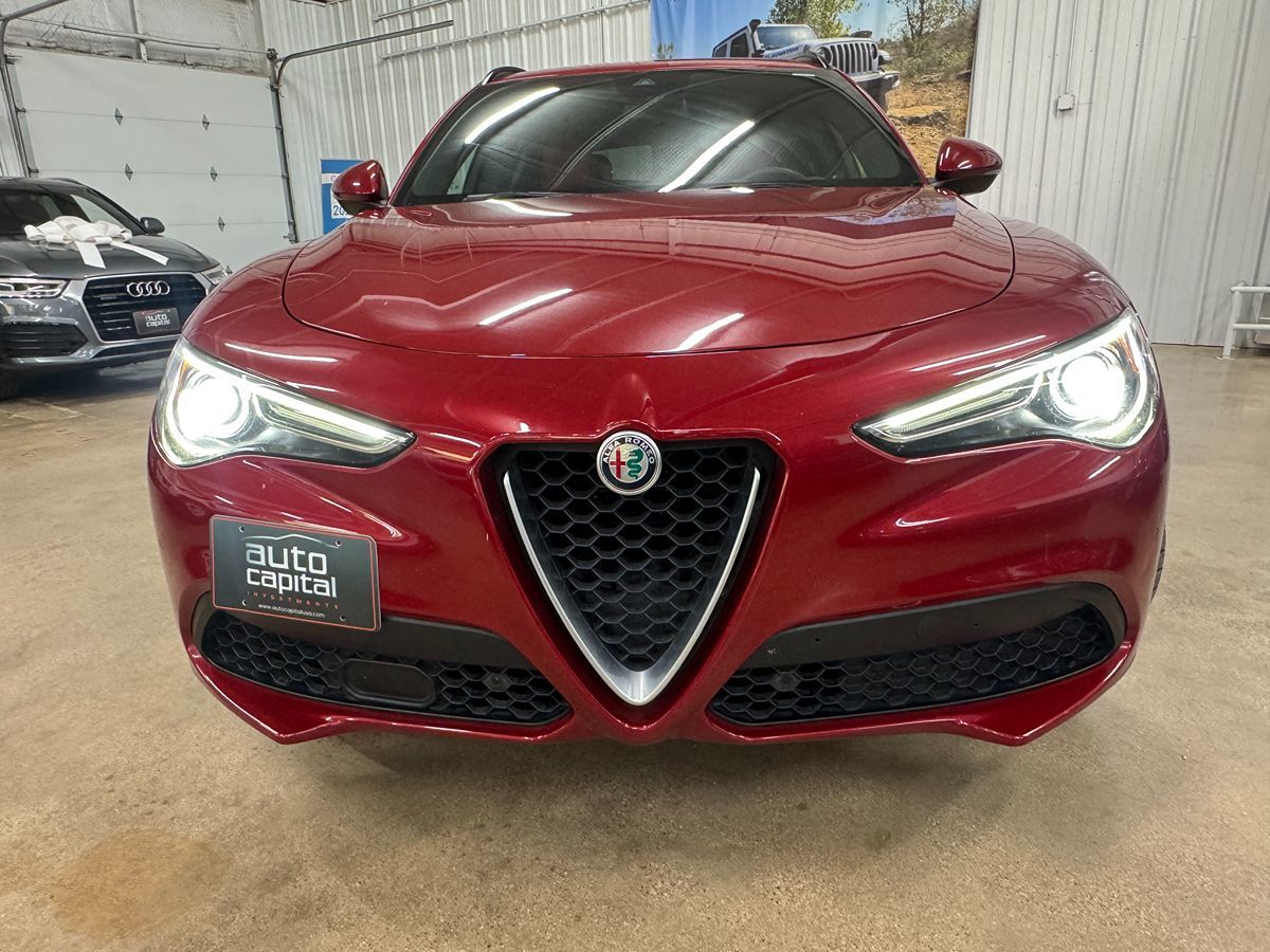 2018 Alfa Romeo Stelvio Ti Sport photo 2