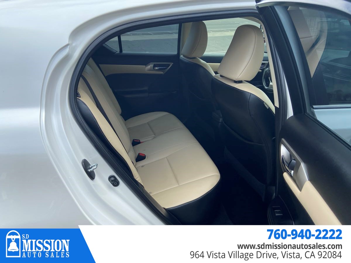 2017 Lexus CT 200h photo 16