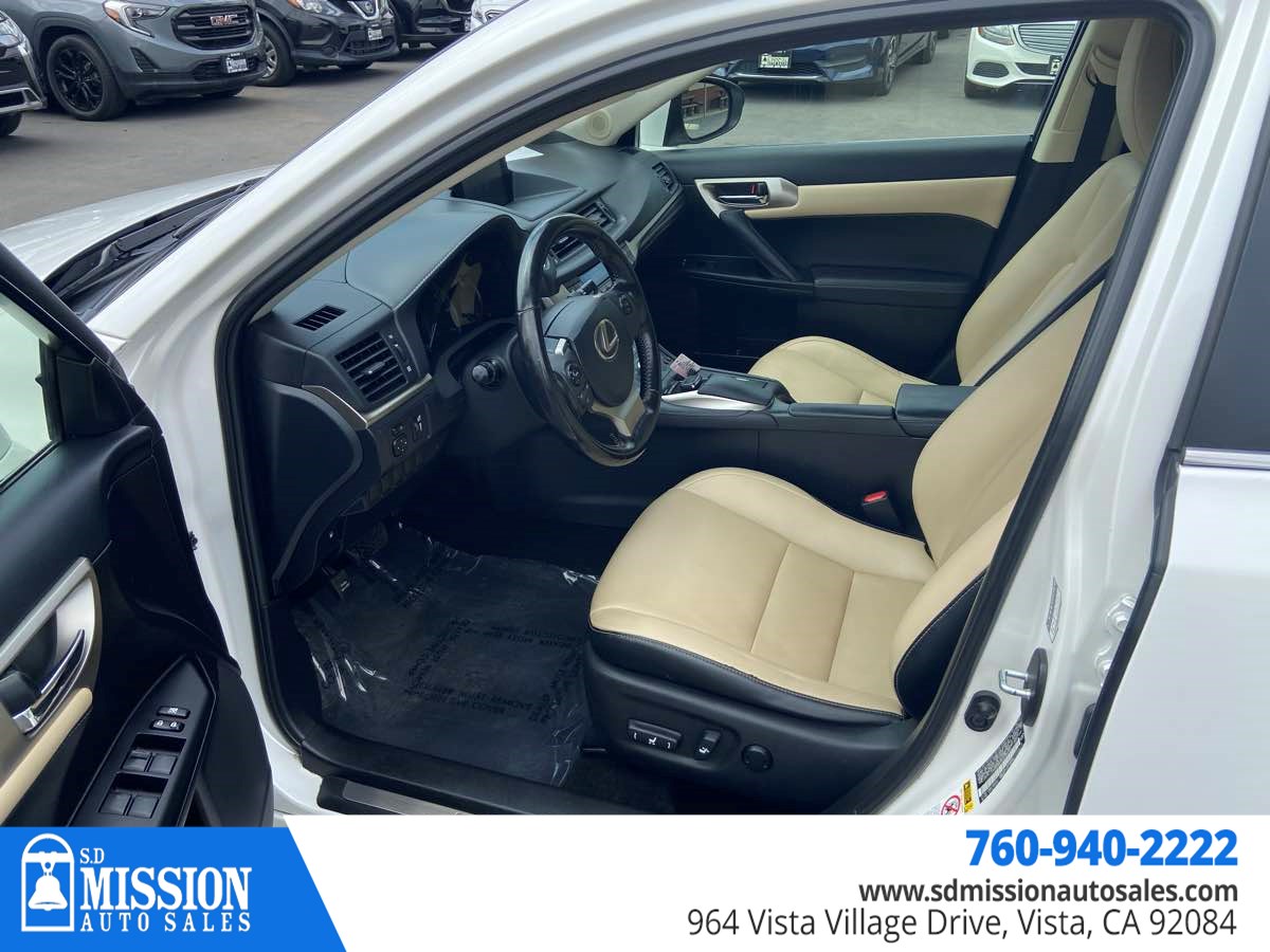 2017 Lexus CT 200h photo 11
