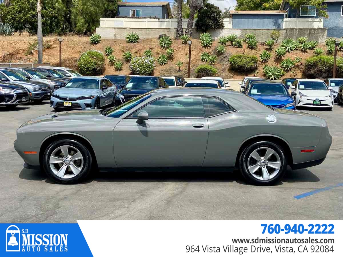 2017 Dodge Challenger SXT photo 5