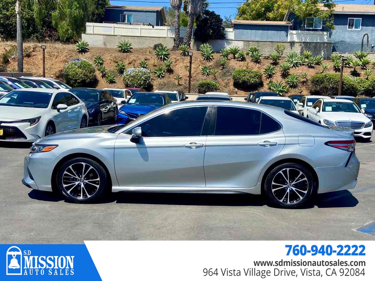 2018 Toyota Camry SE photo 5