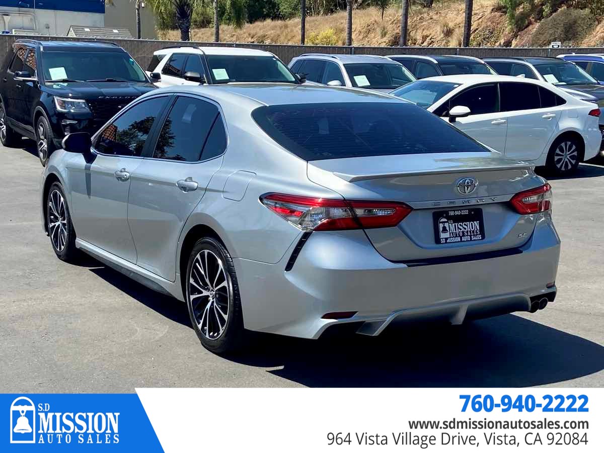 2018 Toyota Camry SE photo 6