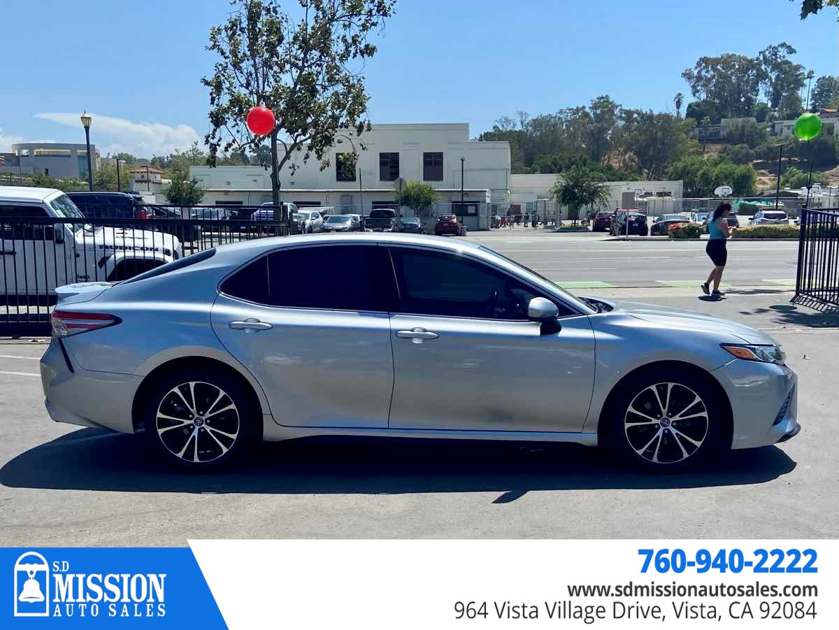 2018 Toyota Camry SE photo 9