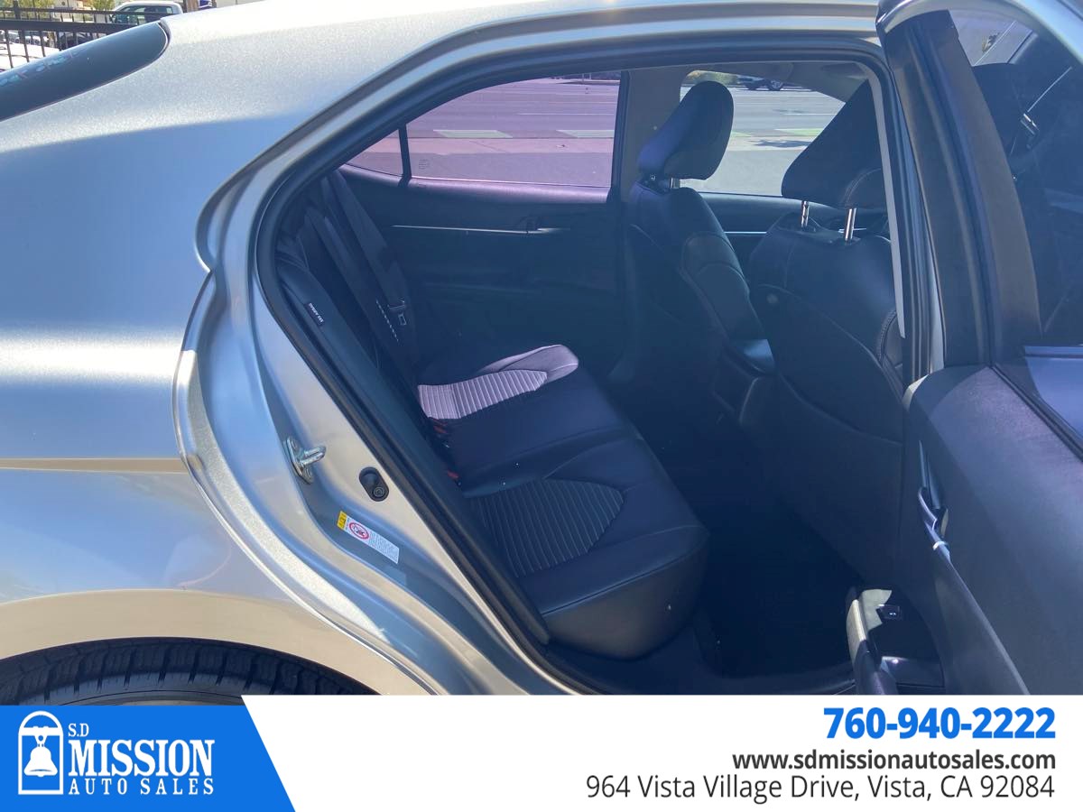 2018 Toyota Camry SE photo 16