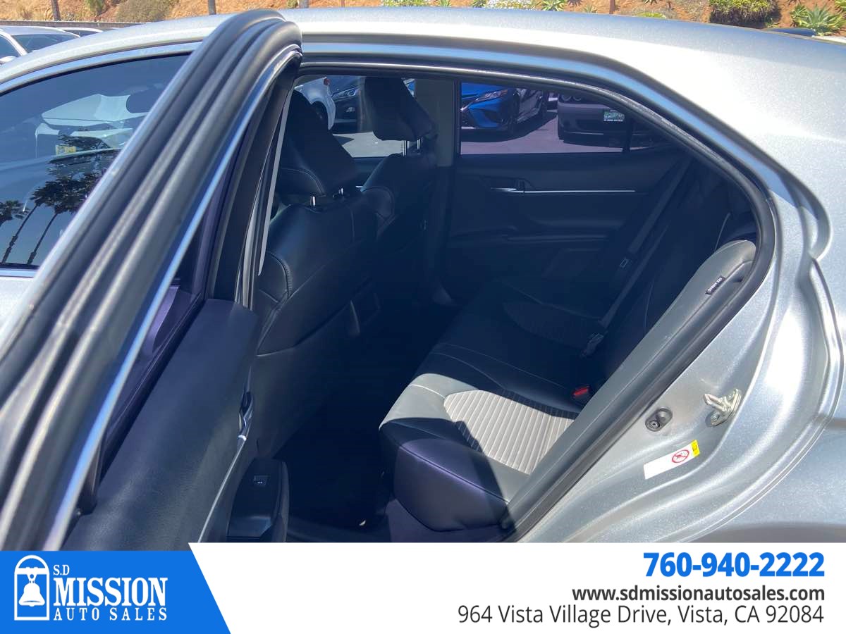 2018 Toyota Camry SE photo 17