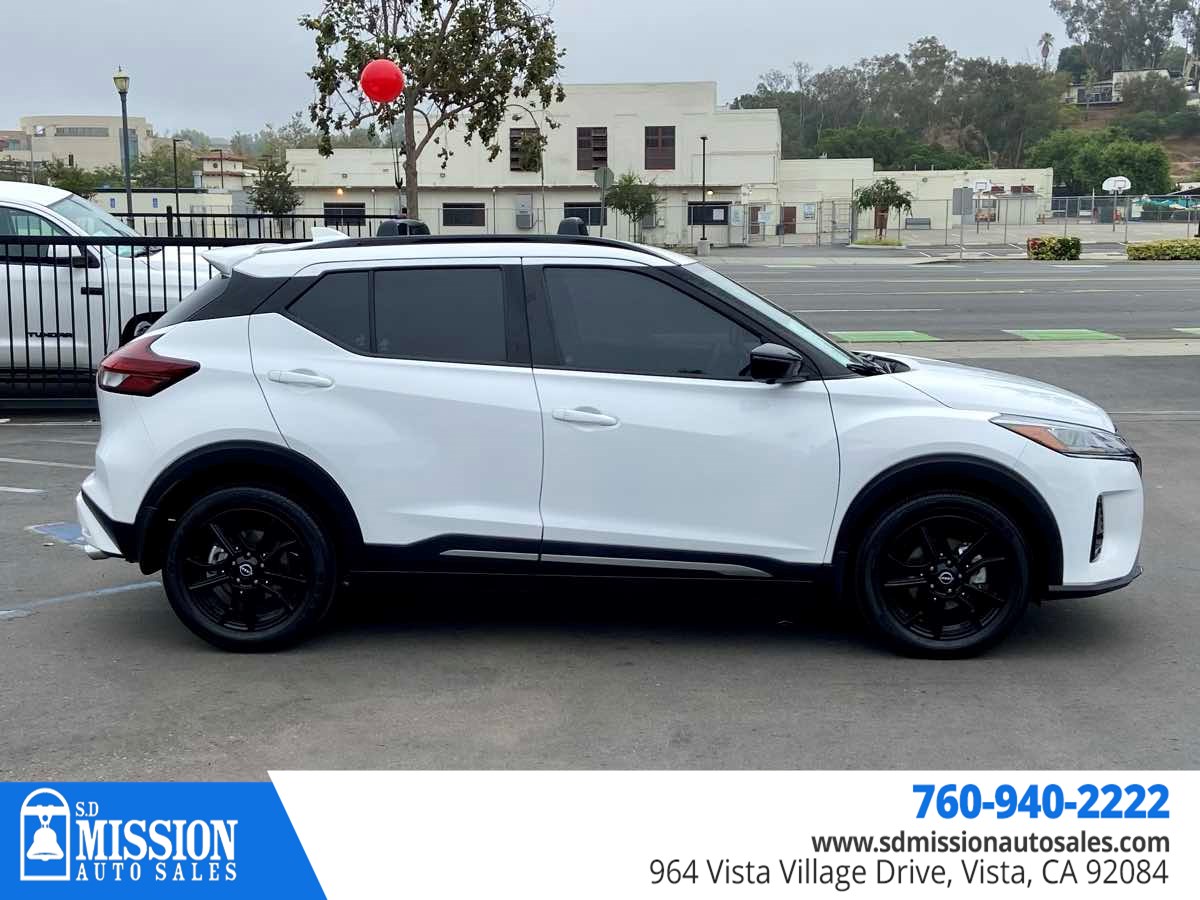 2022 Nissan Kicks SR photo 8