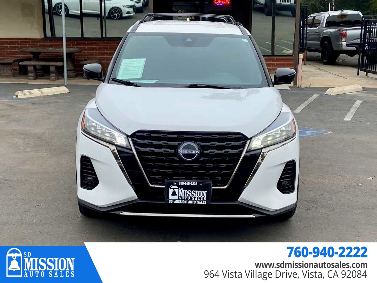 2022 Nissan Kicks SR photo 2