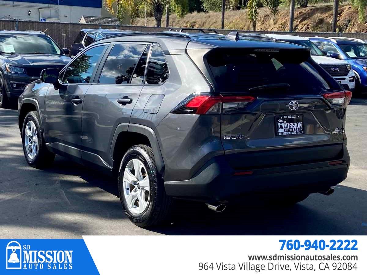 2021 Toyota RAV4 XLE photo 2