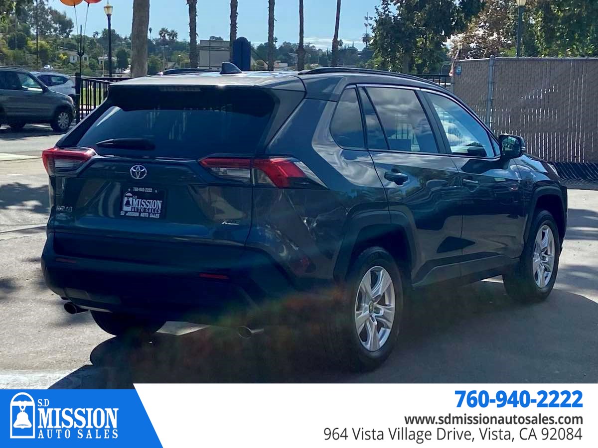 2021 Toyota RAV4 XLE photo 4