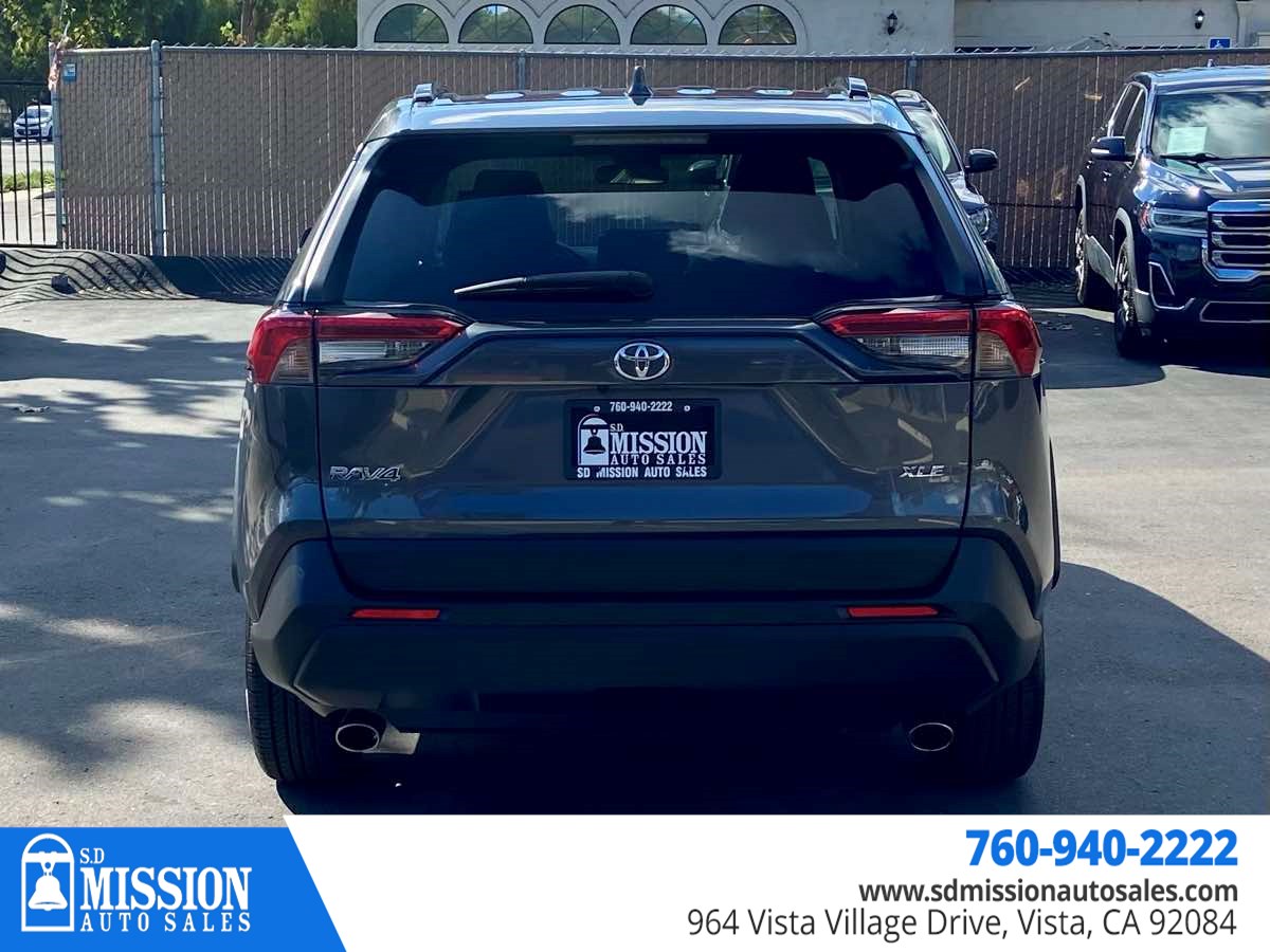 2021 Toyota RAV4 XLE photo 3