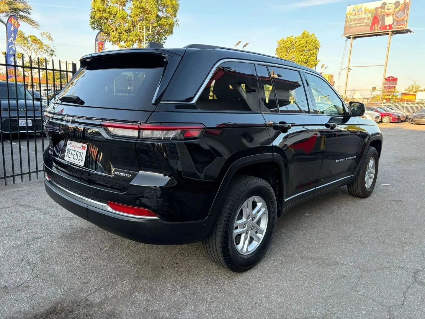 2023 Jeep Grand Cherokee Laredo - Photo 4
