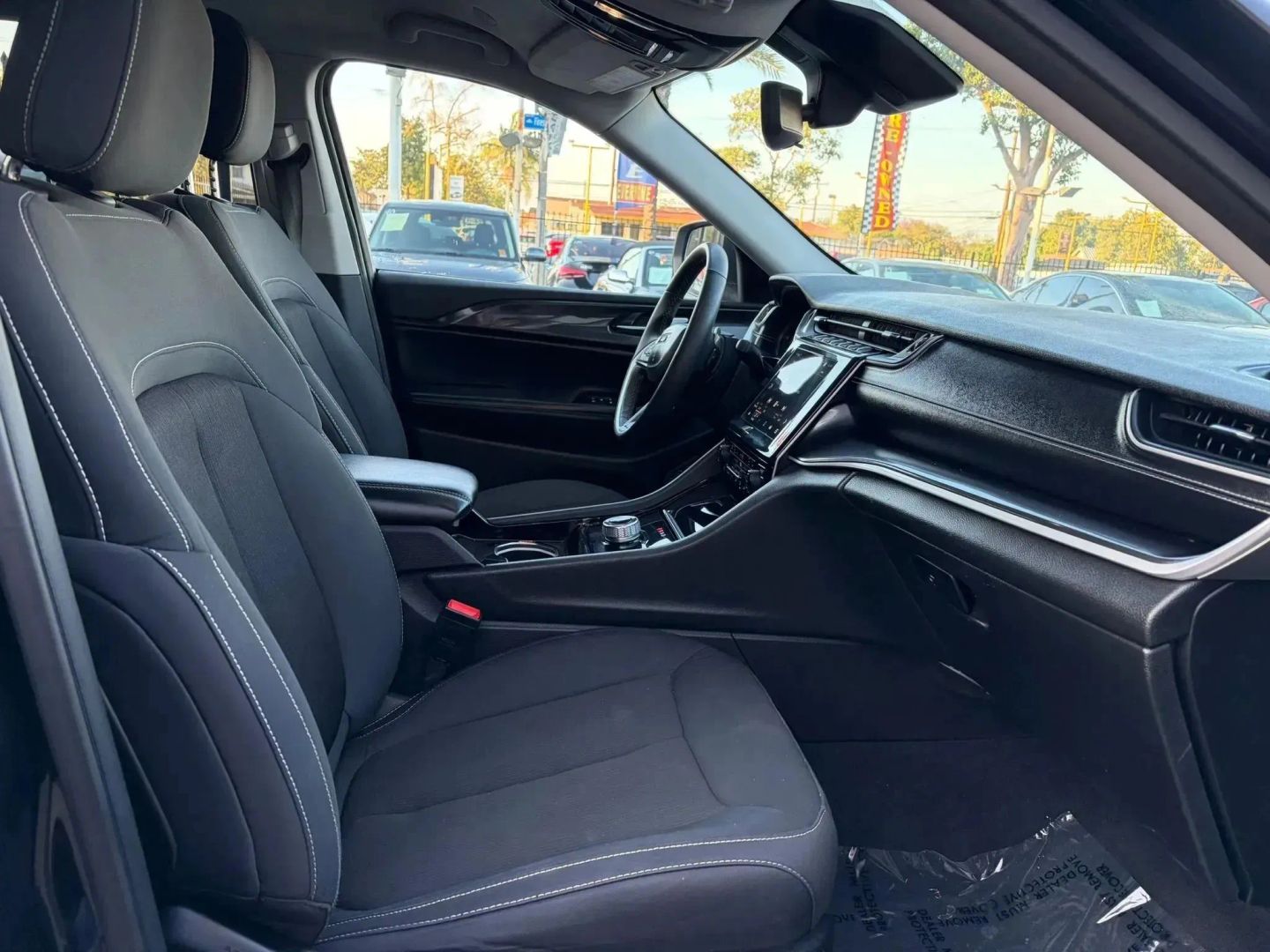 2023 Jeep Grand Cherokee Laredo - Photo 9