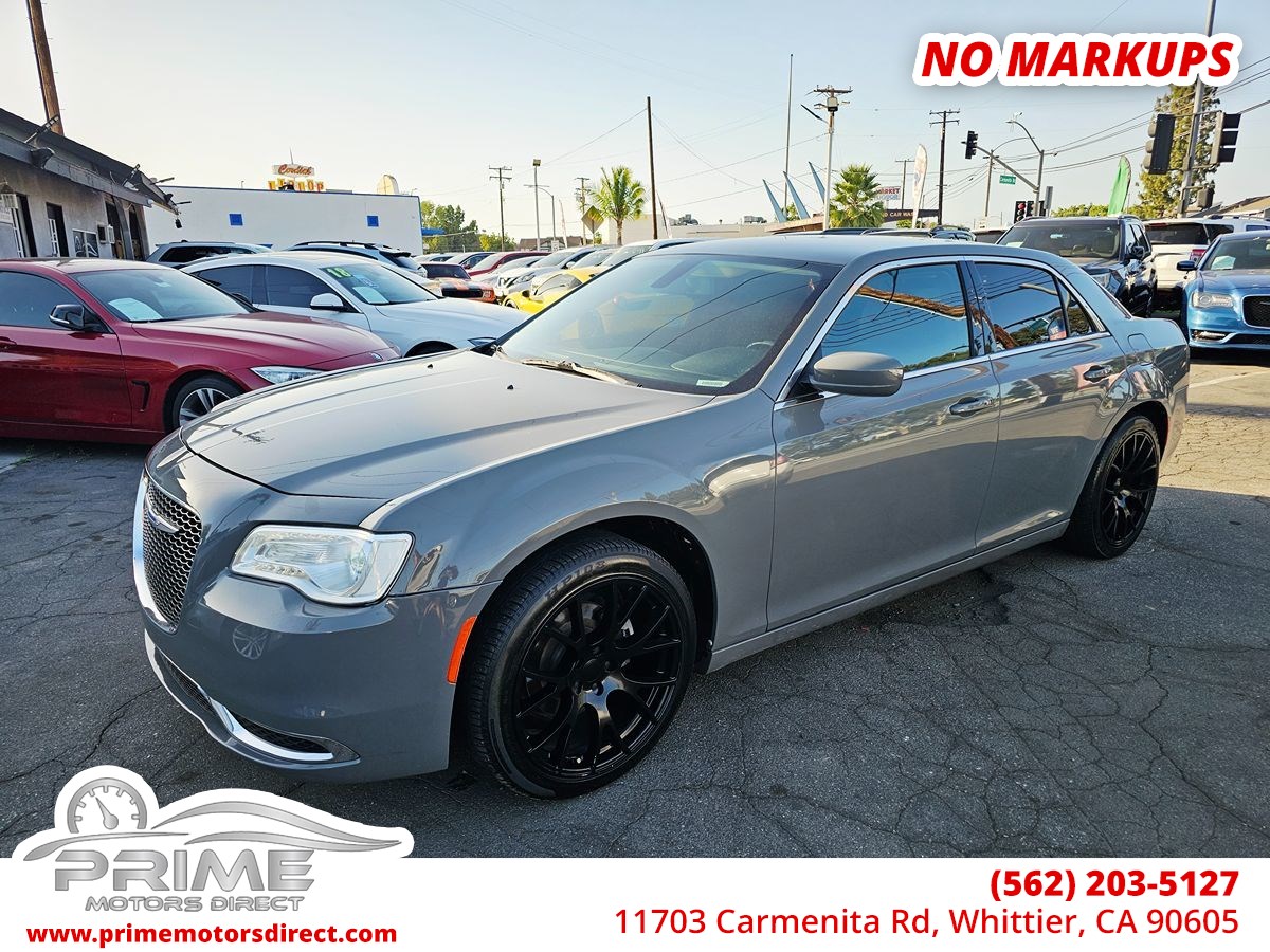 2018 Chrysler 300 Touring's photo