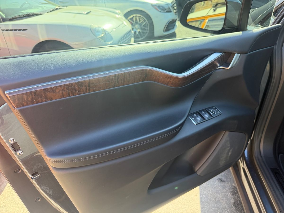 Tesla Model X photo 12