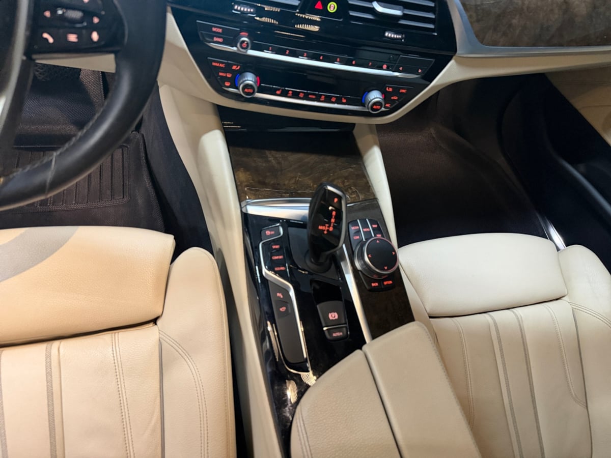 BMW 5 Series photo 12