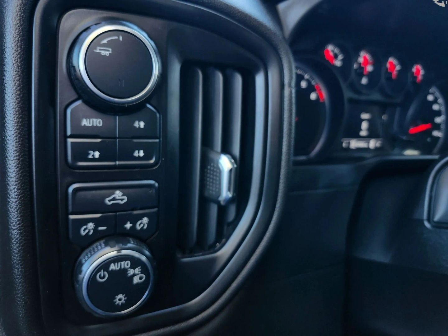 Photo 24 of this Chevrolet Silverado 1500