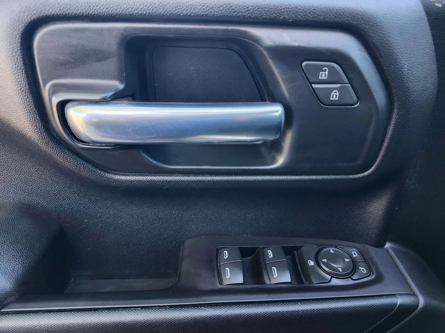 Photo 25 of this Chevrolet Silverado 1500
