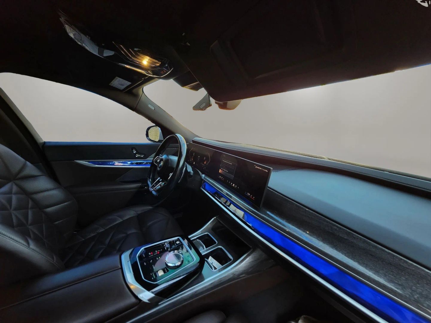 BMW 7 Series photo 14
