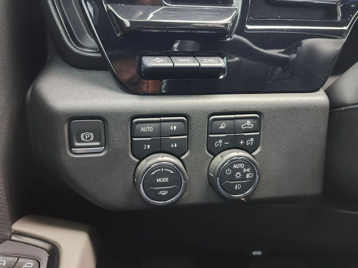 Chevrolet Silverado photo 29