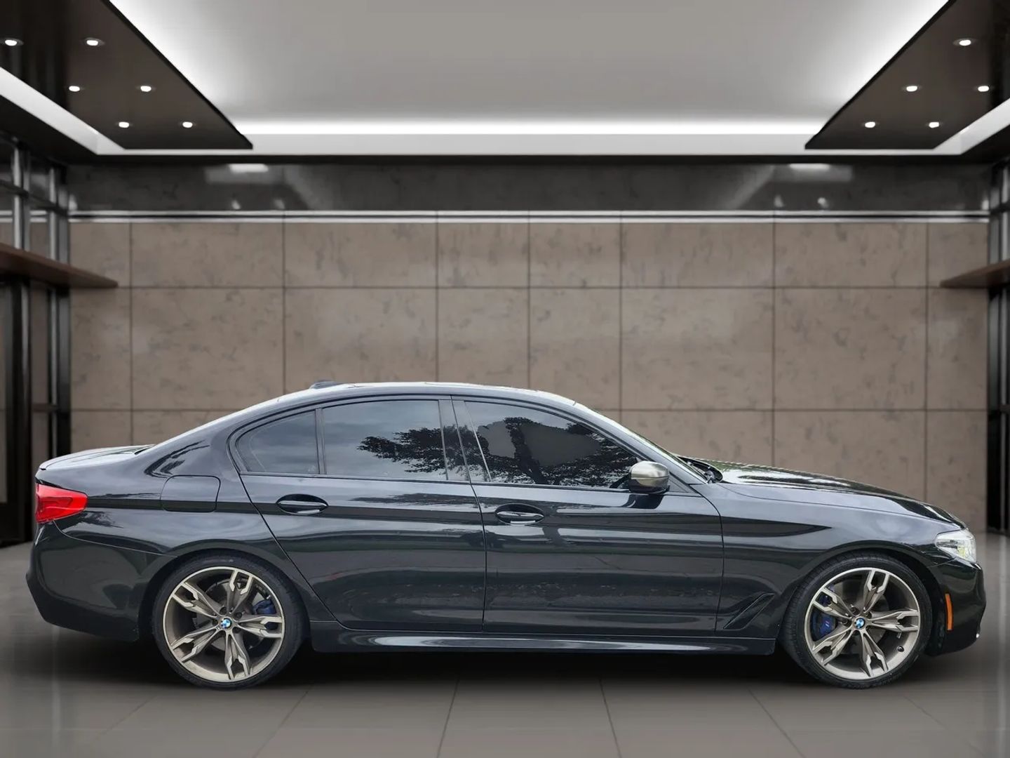 BMW 5 Series photo 4