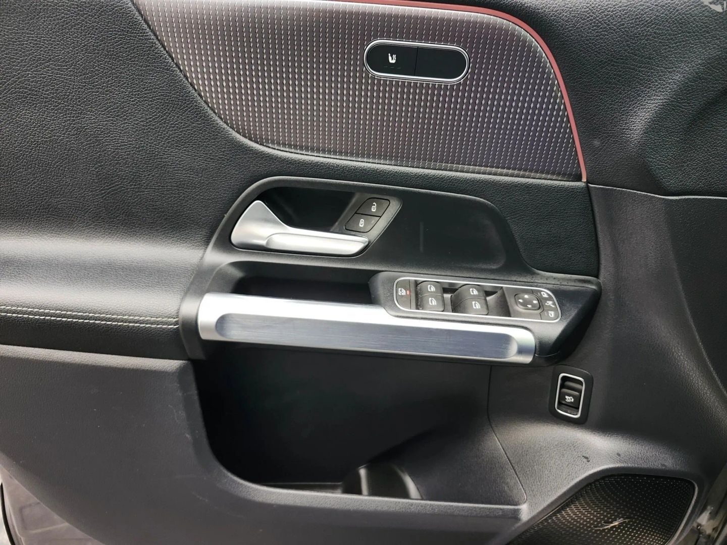 Mercedes-Benz EQB photo 29