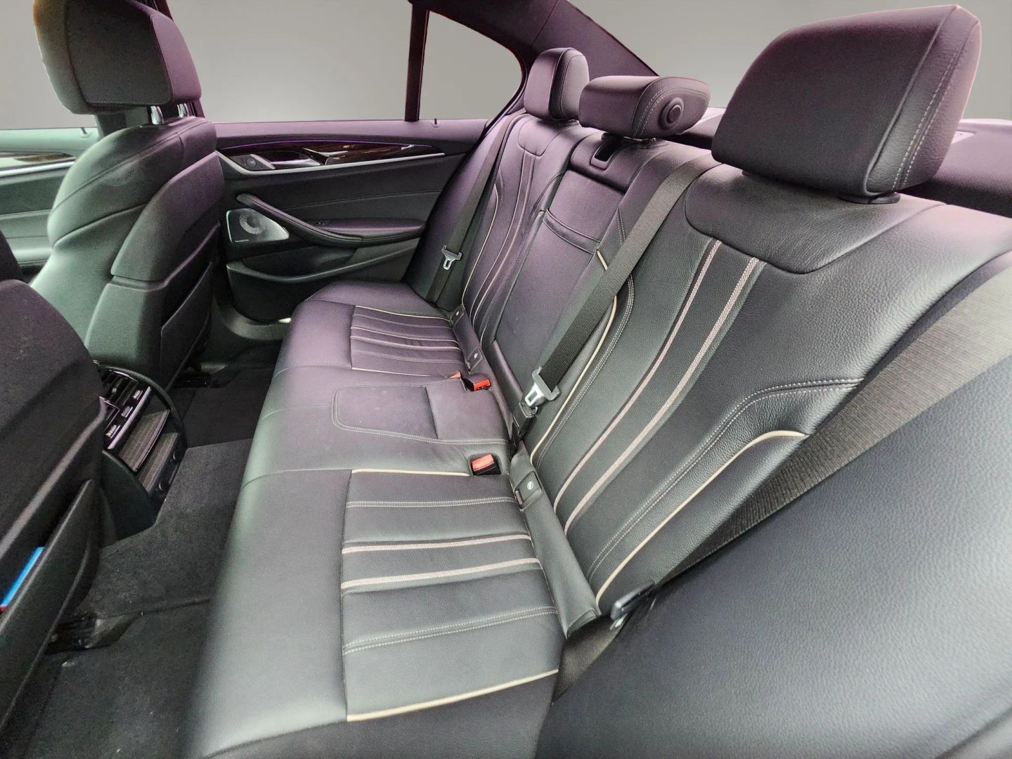 Photo 24 of this BMW 5 Series