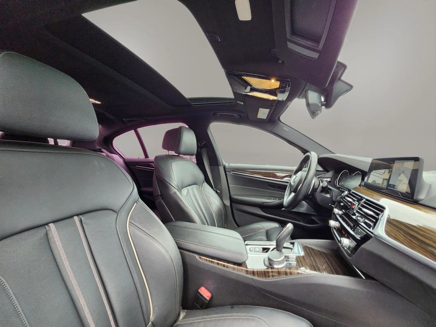 Photo 27 of this BMW 5 Series