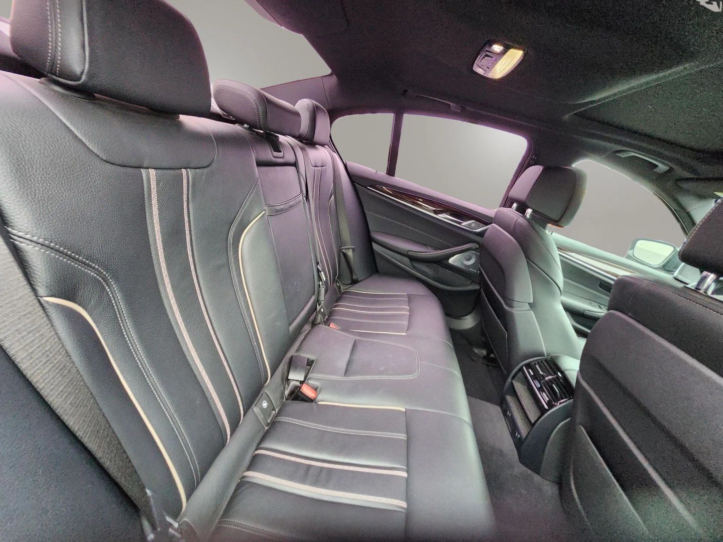 Photo 28 of this BMW 5 Series